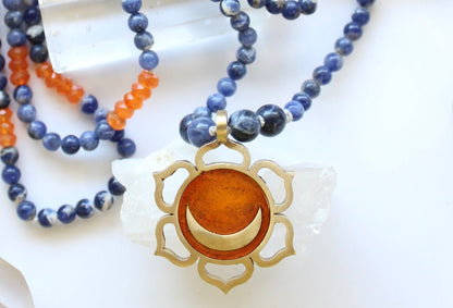 Mala con pietre di Sodalite, Corniola e ciondolo II Chakra