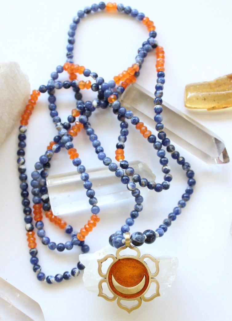 Mala con pietre di Sodalite, Corniola e ciondolo II Chakra